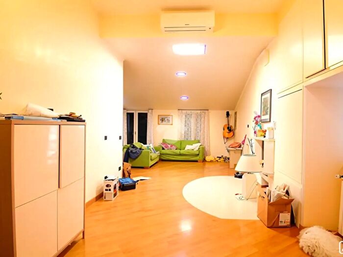 Appartamento trilocale in vendita in Via Frassineto, Roma