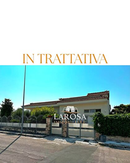 Casa con 8 locali in vendita in Calimera