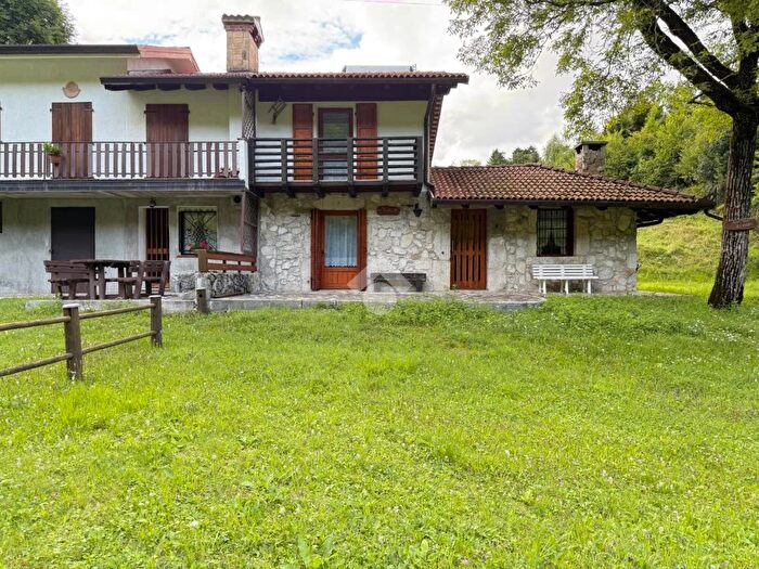 Casa trilocale in vendita in Via Novedet, Trasaghis