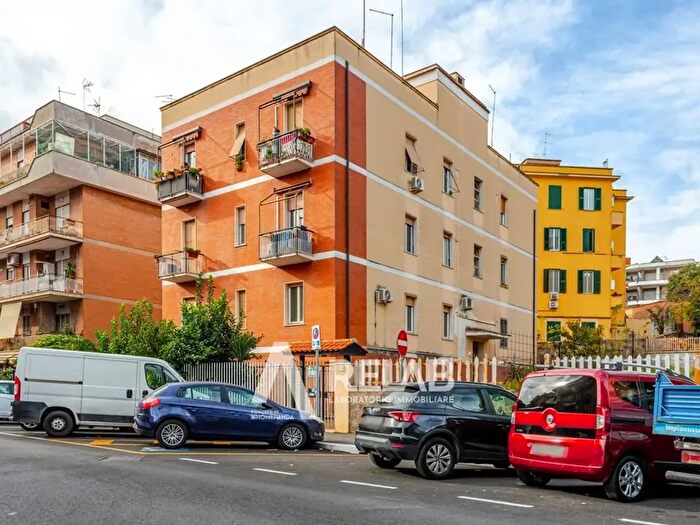 Appartamento bilocale in vendita in Via degli Ontani, Roma