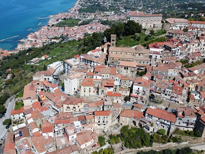 Appartamento con 9 locali in vendita in Via Gianbattista Forziati, Castellabate