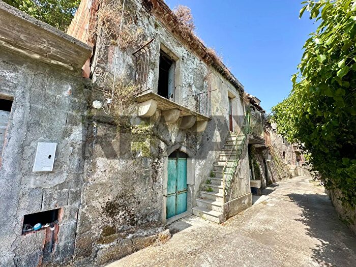 Casa bilocale in vendita in Via Castello SN, Francavilla Di Sicilia