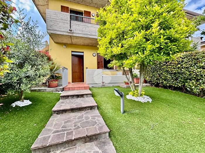Appartamento trilocale in affitto in Via M l King, Desenzano Del Garda