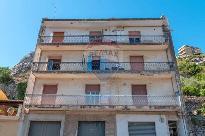 Appartamento con 9 locali in vendita in Via Fontana, Modica