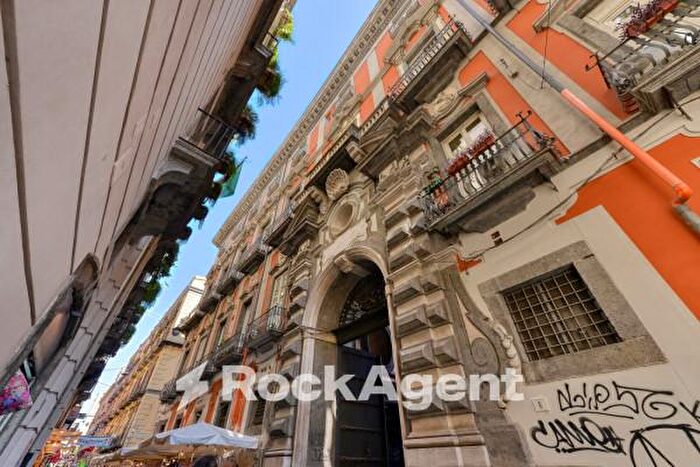 Appartamento con 5 locali in vendita in Via Maddaloni, Napoli