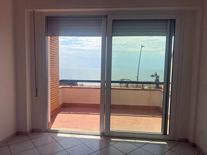 Appartamento trilocale in affitto in Via Montecristo, Latina Lido, Latina