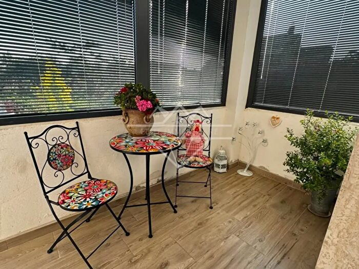 Casa con 9 locali in vendita in Carrara