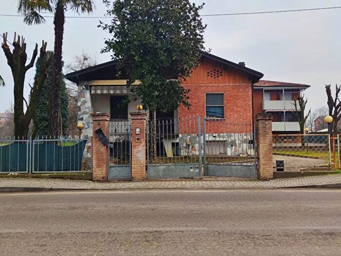 Casa quadrilocale in vendita in Via Solari, Montechiarugolo