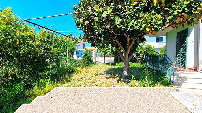 Casa quadrilocale in vendita in Via Savona, Mondragone