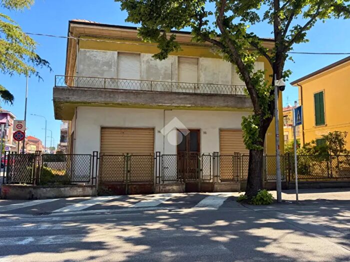 Casa con 7 locali in vendita in Via del Campo Sportivo, Pesaro