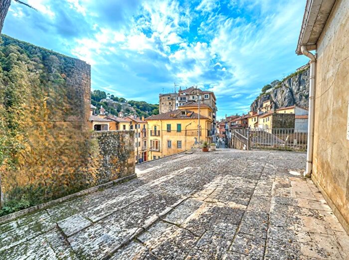 Casa con 8 locali in vendita in Via Marcello Nuovo Snc, Modica