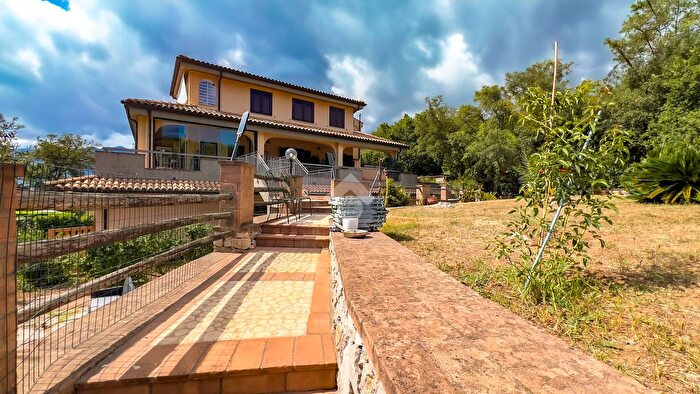 Appartamento trilocale in vendita in Via delle Agavi, Formia