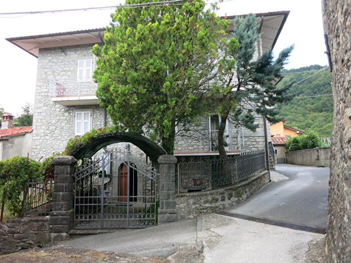 Casa con 8 locali in vendita in Comano