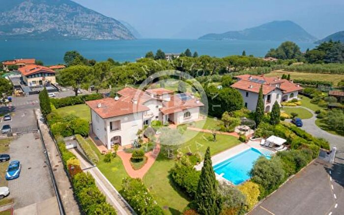 Casa con 6 locali in vendita in Iseo