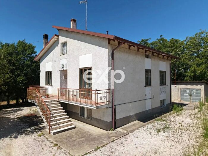 Casa con 9 locali in vendita in Monte Porzio