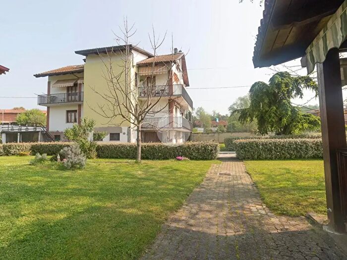 Casa con 8 locali in vendita in Via Baldichieri, Monale