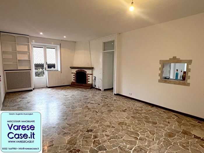 Appartamento trilocale in affitto in Via Vittorio Veneto, Brinzio