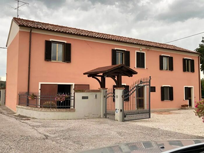 Casa con 10 locali in vendita in Fano