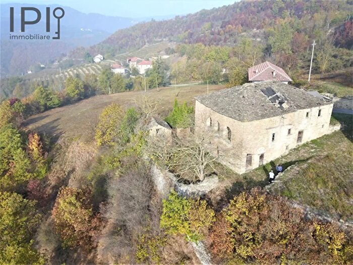 Casa con 14 locali in vendita in Scaletta Uzzone, Castelletto Uzzone