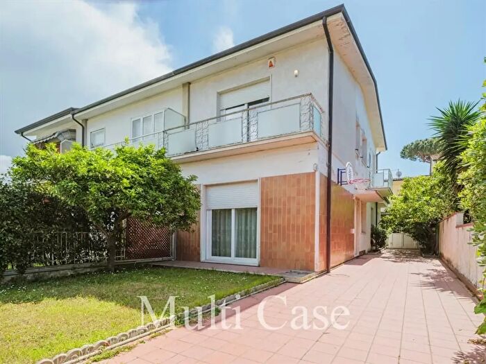 Casa con 5 locali in vendita in Viareggio