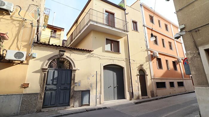 Casa con 10 locali in vendita in Via Giuseppe Garibaldi N, Palagonia