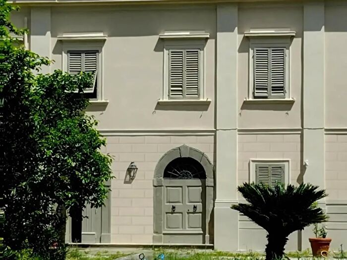 Casa con 8 locali in affitto in Cascina