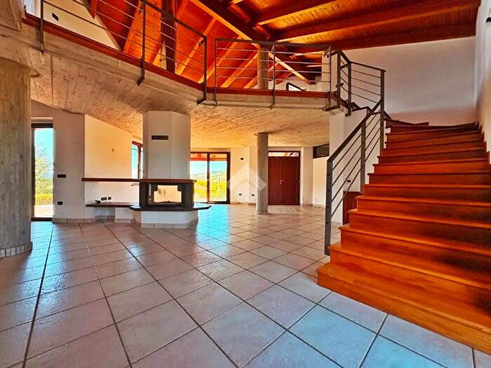 Casa con 11 locali in vendita in Via Sant'Ippolito, Gualdo Tadino