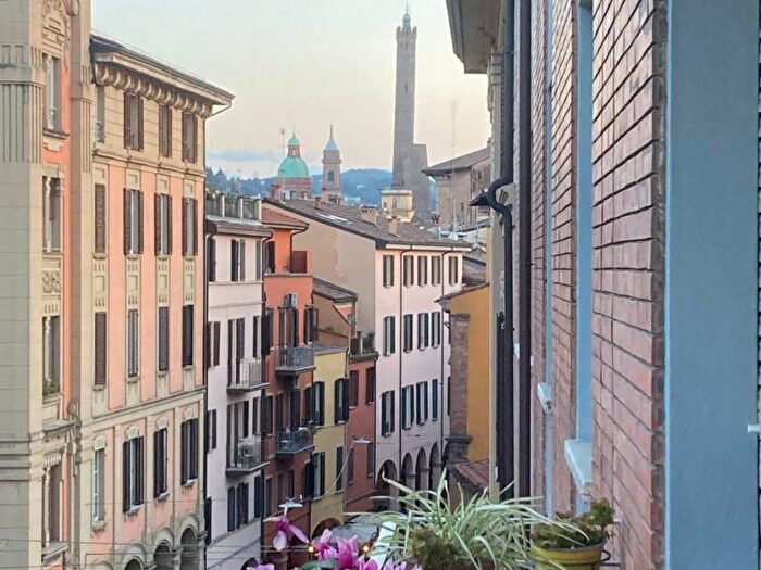 Appartamento quadrilocale in affitto in Via Mascarella, Irnerio, Bologna