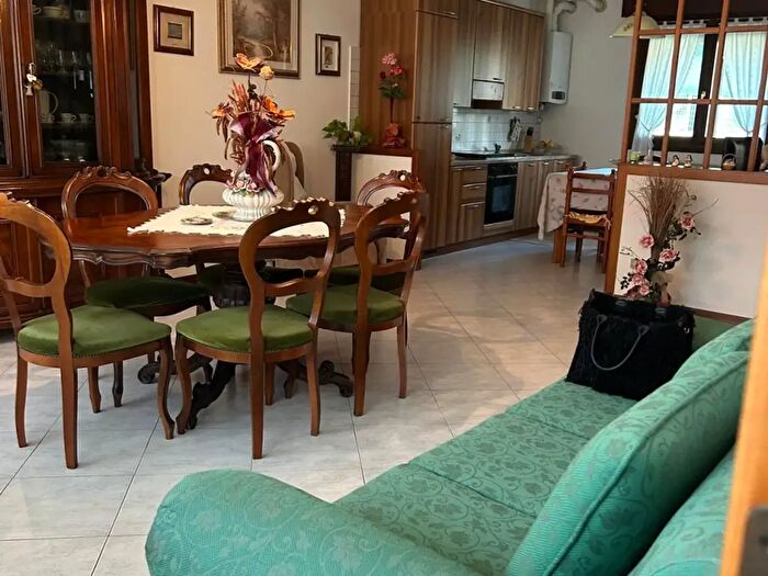 Casa con 9 locali in vendita in Lendinara