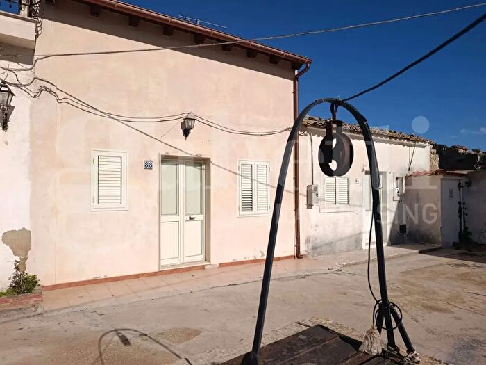 Casa con 8 locali in vendita in Via Case Margi, Comiso