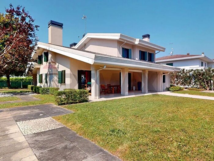 Casa con 8 locali in vendita in Saccolongo