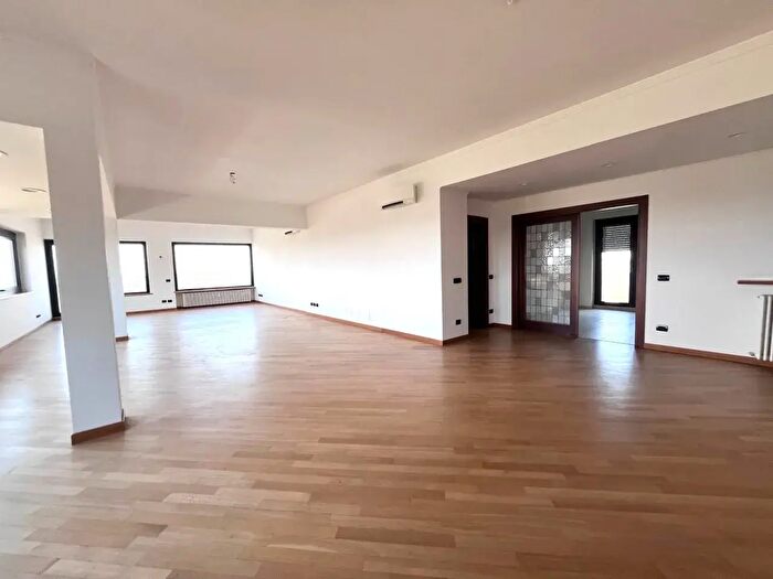 Appartamento quadrilocale in affitto in Piazza Stefano Jacini, Roma