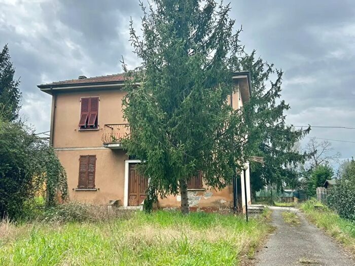 Casa con 15 locali in vendita in Sarzana