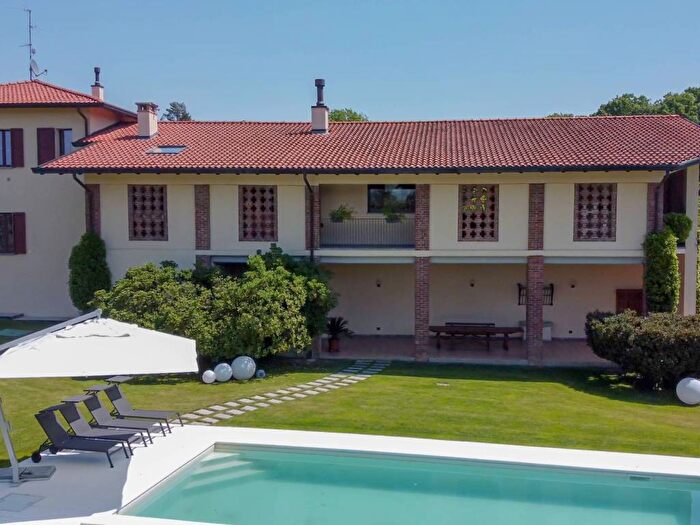 Casa con 6 locali in affitto in Via Cascina Mirabello, Venegono Superiore