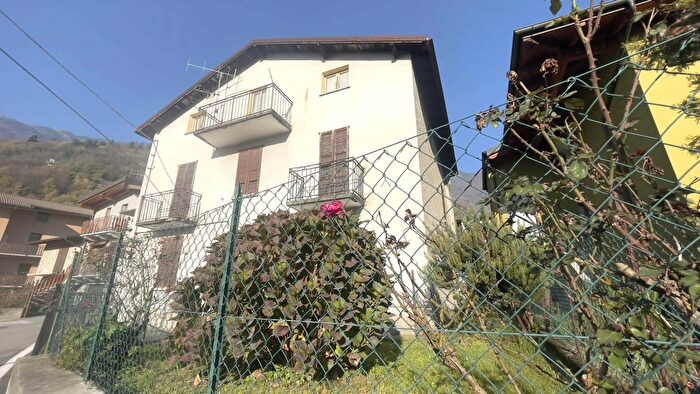 Casa con 10 locali in vendita in Via Grandera, Buglio In Monte