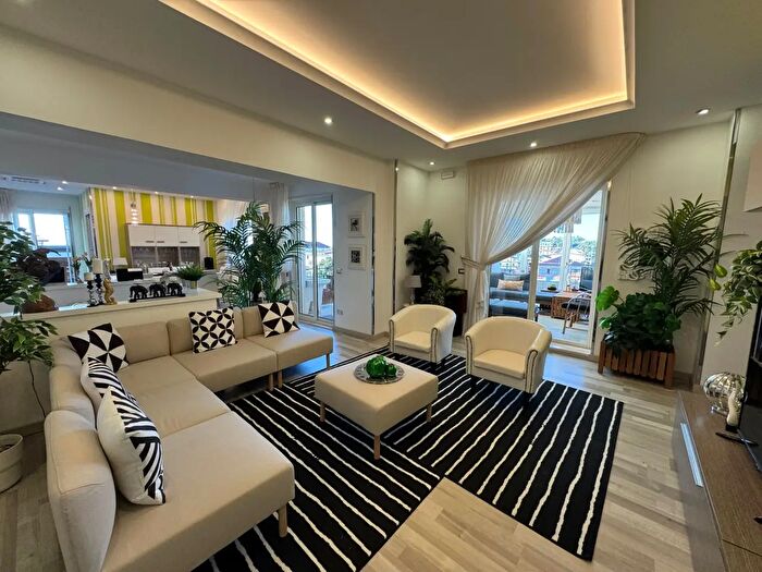 Appartamento con 8 locali in vendita in Via Firenze Snc, Gizzeria