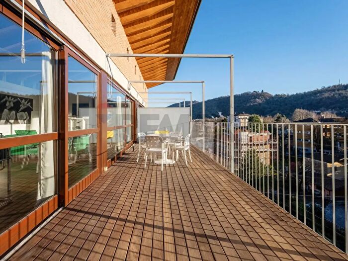 Appartamento trilocale in vendita in Laveno Mombello