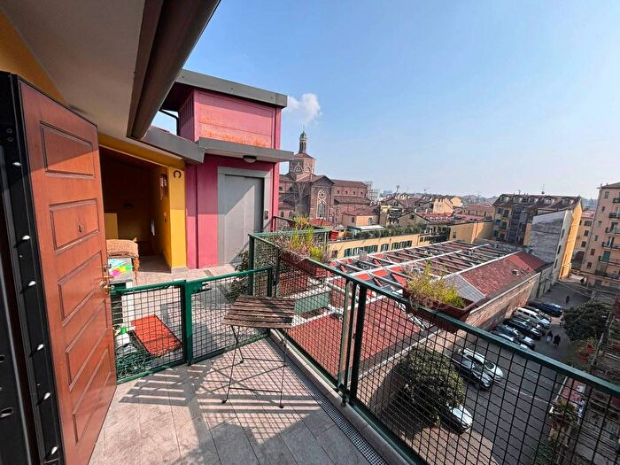 Appartamento trilocale in affitto in Alzaia Naviglio Grande, Navigli Darsena, Milano
