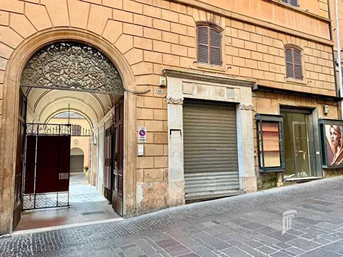 Appartamento con 8 locali in vendita in Via Roma, Rieti