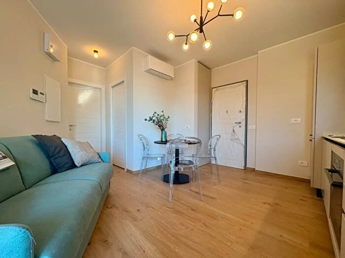Appartamento trilocale in vendita in Via Ghirardi, Pietra Ligure