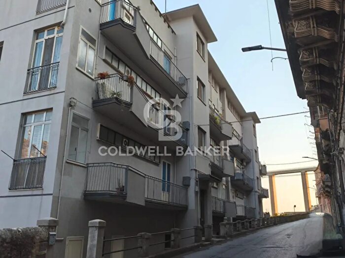 Appartamento con 6 locali in vendita in Via Nuova Sant'Antonio, Modica