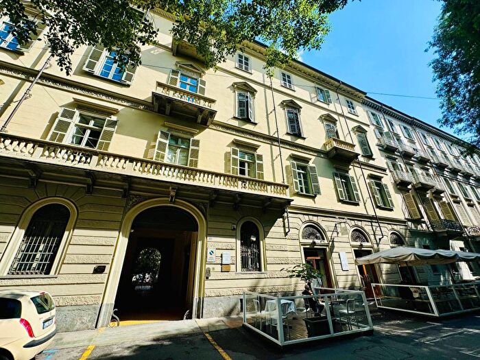 Appartamento trilocale in affitto in Via della Rocca, Torino