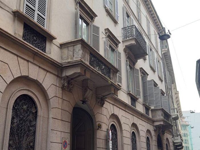 Appartamento quadrilocale in affitto in Via Amedei, Missori, Milano