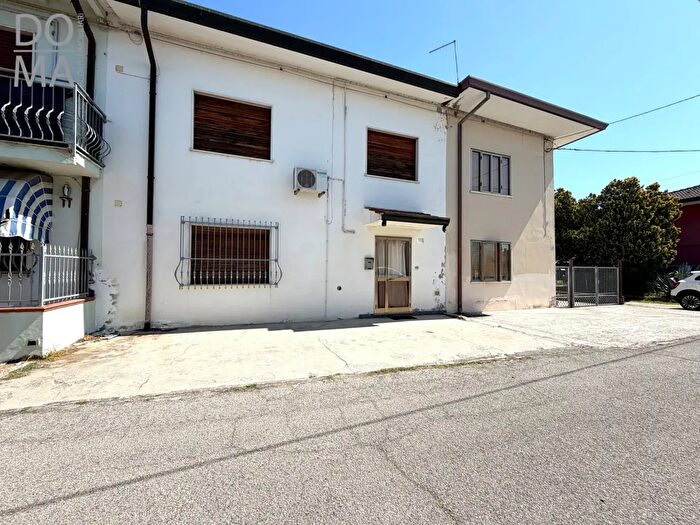 Casa con 8 locali in vendita in Porto Viro