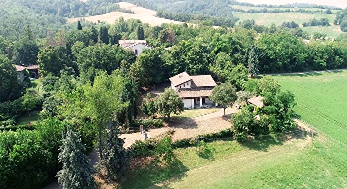 Casa con 15 locali in vendita in Via De Amicis, Quattro Castella