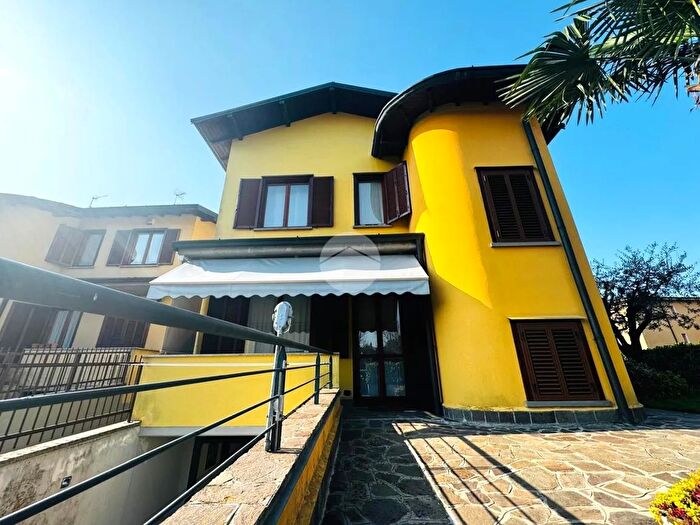 Casa quadrilocale in vendita in Via Albano, Brusaporto