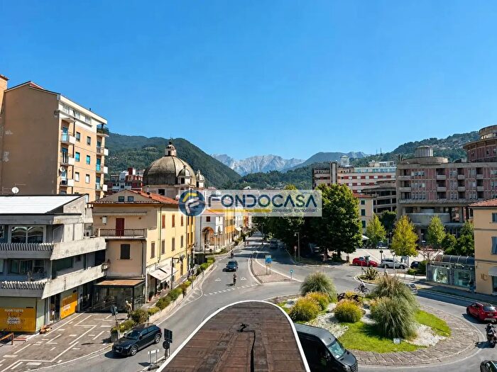 Appartamento con 5 locali in vendita in Via Marina Vecchia, Massa