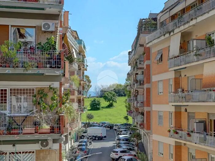 Appartamento con 6 locali in vendita in Via Alessandro Luzio, Roma