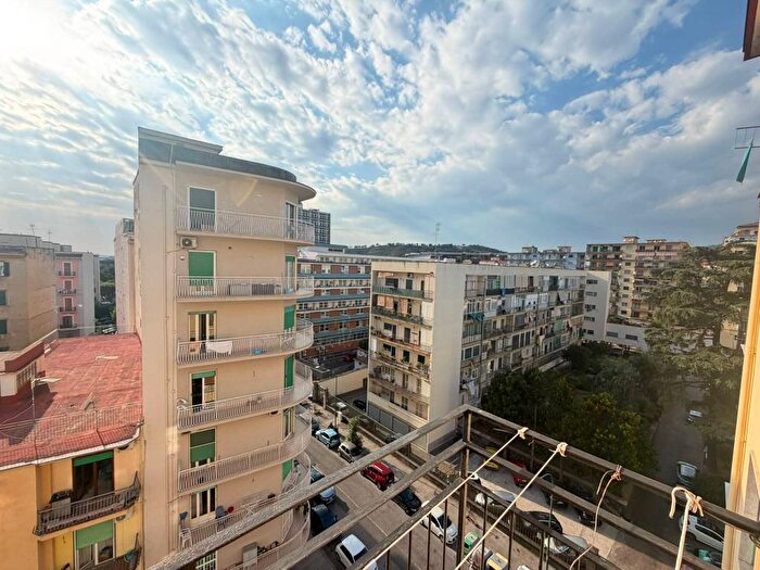 Appartamento con 5 locali in affitto in Via Fabio Massimo, Fuorigrotta, Napoli