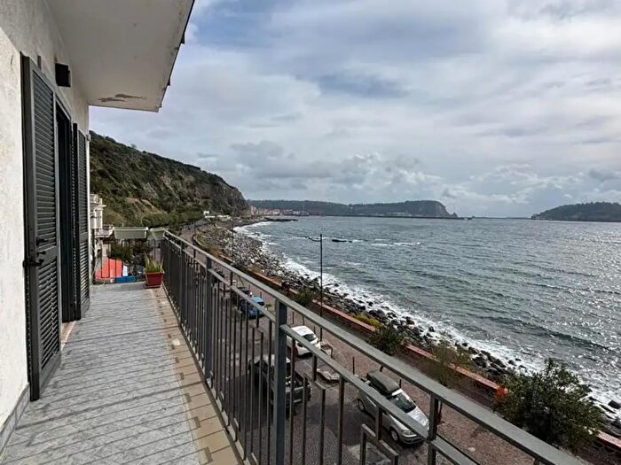 Appartamento trilocale in affitto in Via Napoli, Pozzuoli
